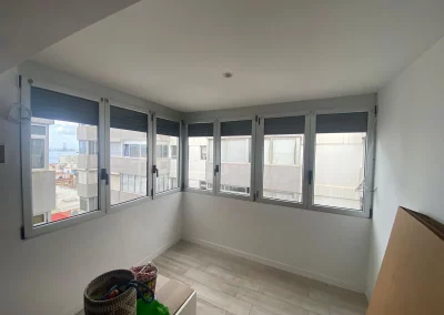 Ventanas de aluminio con persianas motorizadas